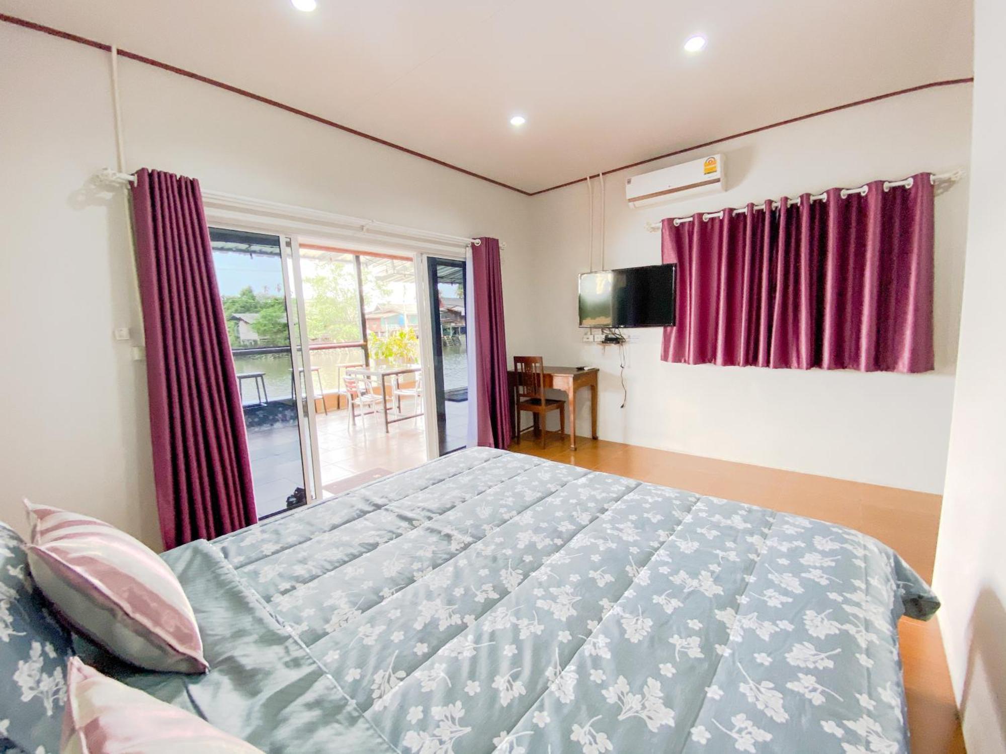 Bansuwan Homestay 암파와 외부 사진